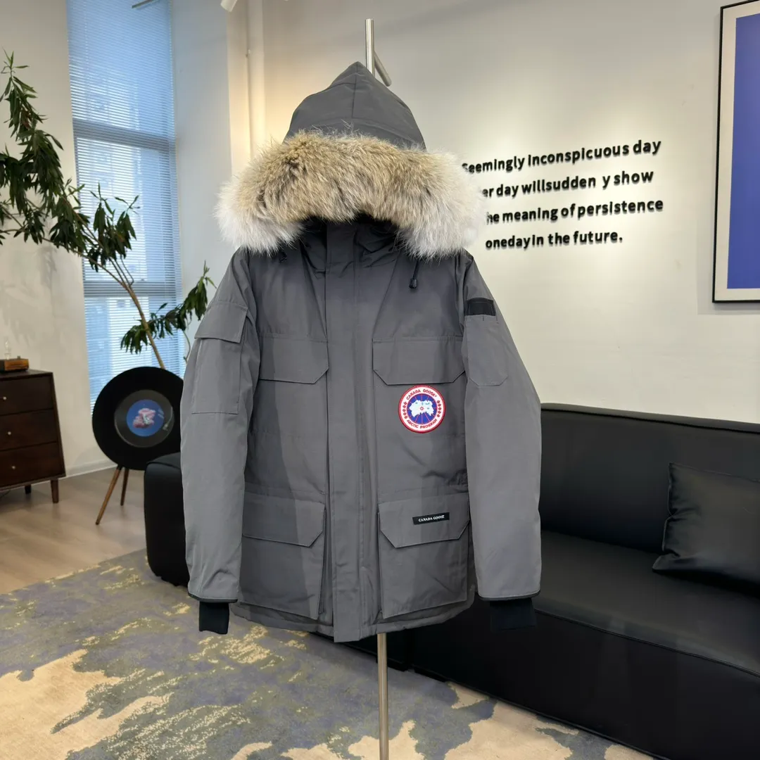 P800 🇨🇦Canada Goose "Canada Goose" 🇨🇦 Beichen White / 08 Expedition Parka 4660M Product color: black, off-white, red, sand pink, sky blue, graphite gray, Beichen white, navy, sky blue, gray camouflage gray black label Product size: XS, S, M, L, XL, XXL The Expedition was originally a parka designed for scientists at the McMurdo Research Station in Antarctica. Whether your next journey takes you into the frozen urban jungle or across uncharted ice fields, wear Canada Goose's Expedition Parka and get proven results year after year in Antarctica by the National Science Foundation's Center for Polar Research.  Material list: 1⃣ Uses Y-shaped Velcro imported from Taiwan (exclusive in the market) 2⃣ Uses 18-count polyester-cotton blended fabric imported from South Korea (authentic synchronized fabric) 3⃣ National standard 80% white duck down, (zp uses 80% white duck down/90% of all boasts are fake) 4⃣ Western Canadian coyote hair (non-market dyed fox hair filled with wolf hair) Material analysis characteristics: 1⃣ The original/polyester-cotton fabric has a high polyester fiber content, and the polyester-cotton fabric has high heat and light resistance and good stability. It has bright colors, high fiber strength, durability, light resistance, heat resistance, and straightness. 2⃣ As we all know, the original version uses 80% white duck down. The fill power refers to the cubic inches of volume occupied by each ounce (30 grams) of down under certain conditions. If one ounce of down occupies 500 cubic inches, the fill power of the down is 500. So we can simply understand it as: fill power is the volume of down, and the volume of down is fill power. The higher the fill power of down, it means that under the same filling amount, down can fix a larger volume of air layer to keep warm and insulate, so the warmth retention of down is better. 3⃣ Western Canadian coyote hair, "large range of selected neck hair" is soft and fluffy, each wolf hair is 60-63 long / 14-16 wide at the peak, this width + preferred parts. It is basically unmatched by the same industry